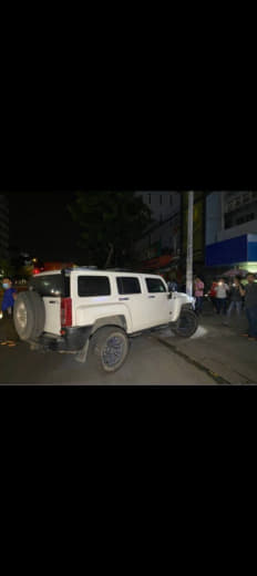 金边一外籍男子驾豪车出车祸后，弃车肇事逃逸！