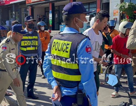 西港一名中国男子跳车逃生】