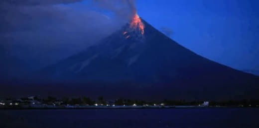 马荣火山在连续喷出浓烟和火山灰后开始喷发岩浆，随之而来的地震、落石、火...