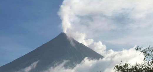 菲律宾马荣火山喷出有害火山灰和气体，成千上万居民已疏散